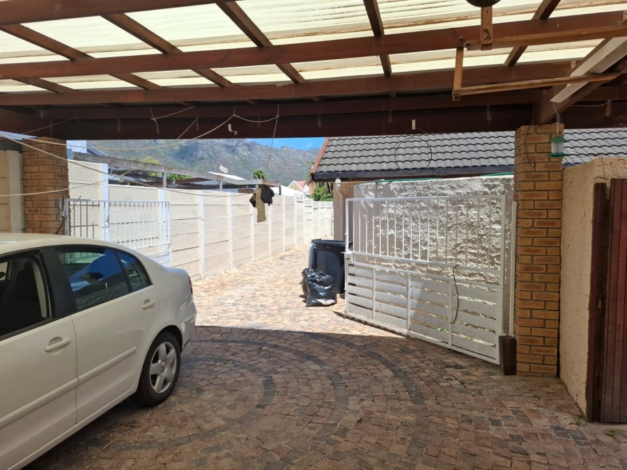 To Let 4 Bedroom Property for Rent in Gordons Bay Central Western Cape